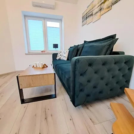 アパート Z Antresola ミコシェボ