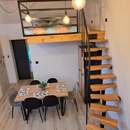 Z Antresola アパート ミコシェボ