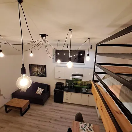 アパート Z Antresola ミコシェボ